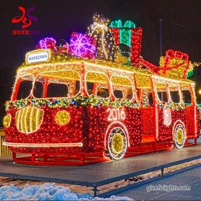 Liels āra pasākums rotā transporta Ziemassvētku festivāla motīvu gaismas